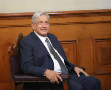 Proponen que AMLO reciba banda presidencial en Zócalo o Palacio Nacional
