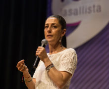 Personas llegan a casa de transición de Sheinbaum a pedir empleo