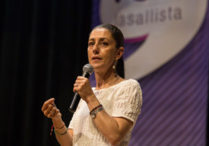 Personas llegan a casa de transición de Sheinbaum a pedir empleo