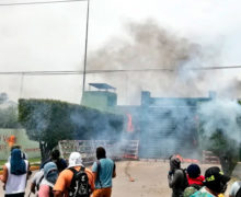 Normalistas de Ayotzinapa atacan Batallón de Iguala con bombas molotov