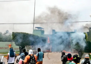 Normalistas de Ayotzinapa atacan Batallón de Iguala con bombas molotov