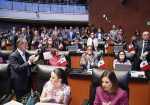 Legisladores del PRI y PAN abandonan el Pleno del Senado