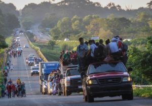 Trump amenaza con poner mano dura a migrantes