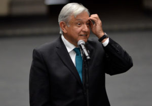 AMLO promete libertad de expresión a los medios de comunicación