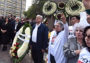 López Obrador hace guardia de honor en la Plaza de las Tres Culturas