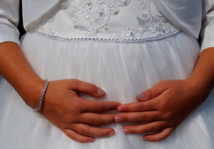 Proponen prohibir el matrimonio infantil