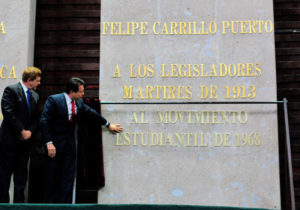 Develan placas en conmemoración del Movimiento del 68