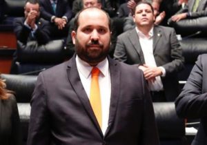 Carlos Bonnin, comisionado del INAI, se infarta y cae de quinto piso