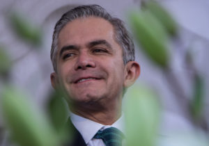 Senadores del PRD exhortan poner un alto al incremento de los combustibles