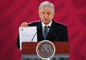 AMLO firma iniciativa que cancela la reforma educativa