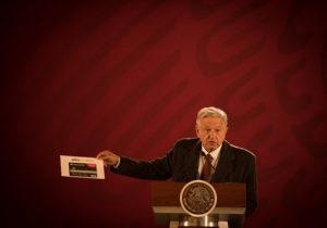 AMLO presenta sus bienes y exige a sus colaboradores a hacer público su patrimonio
