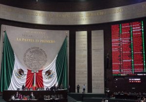 Pasa la reforma educativa, va al Senado
