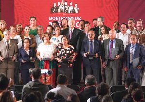 Celebra AMLO el Día del Maestro