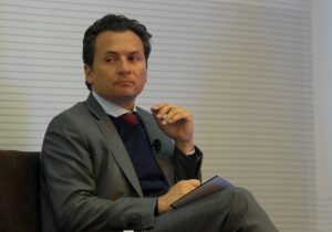 Lozoya renuncia a su amparo