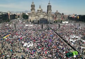 Entre felicitaciones y rechazo, AMLO cumple un año