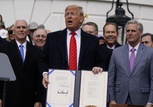 Brinda Trump firma para adherirse a T-MEC; declara que México está pagando «el muro»