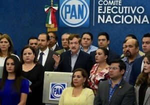 Diputados del PAN denuncian a AMLO ante el INE
