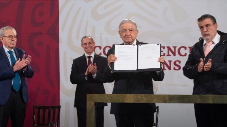 foro jurídico AMLO firma solicitud para consulta contra ex presidentes