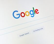 Tribunal francés ordena a Google a remunerar a editores por el uso de sus contenidos